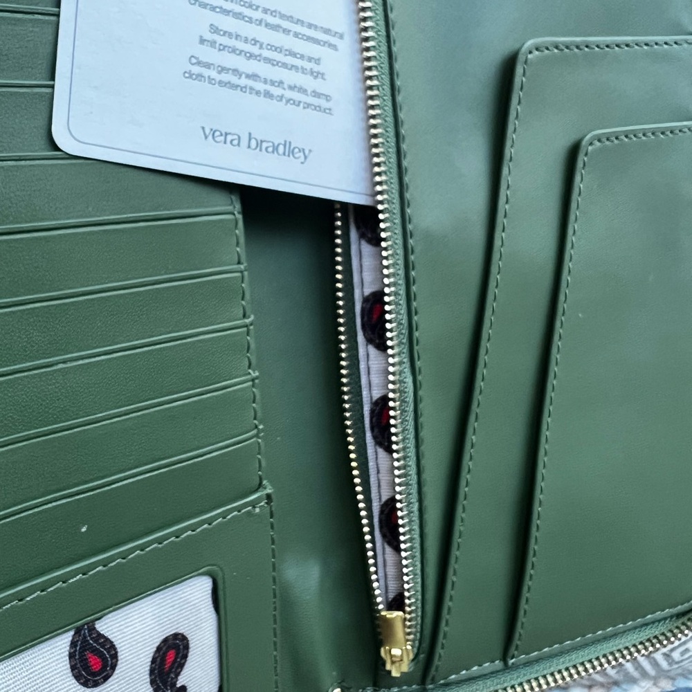 Elegant Vera Bradley Green Leather Women's Travel Wallet - Picture 5 of 7